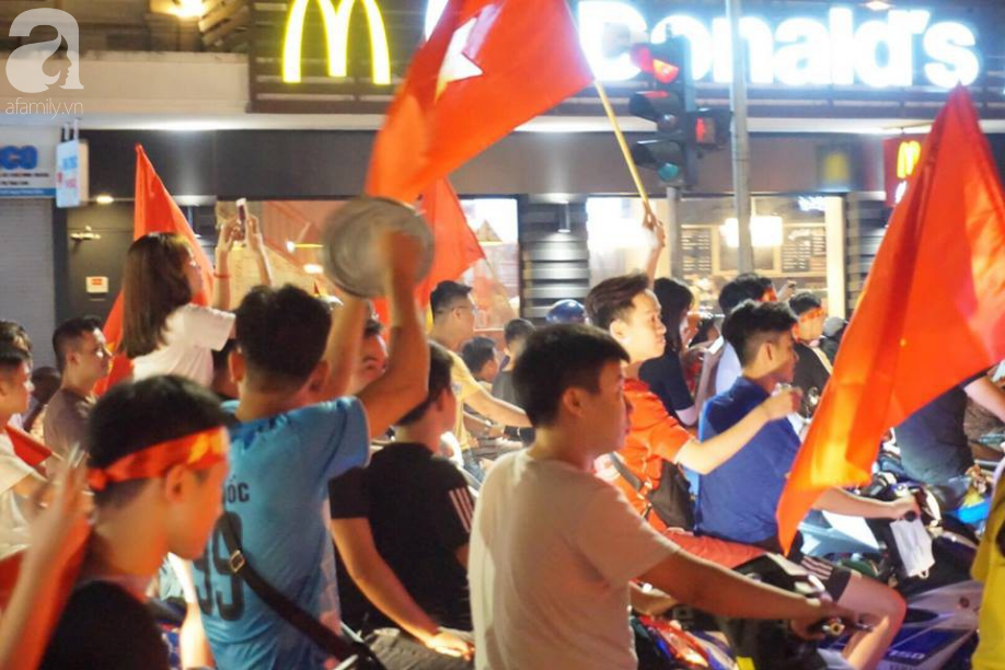 trieu trai tim bung chay nguoi nguoi do ra duong an mung chien thang lay lung cua tuyen olympic viet nam