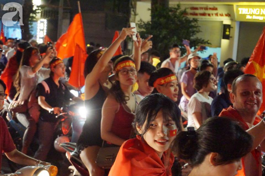 trieu trai tim bung chay nguoi nguoi do ra duong an mung chien thang lay lung cua tuyen olympic viet nam