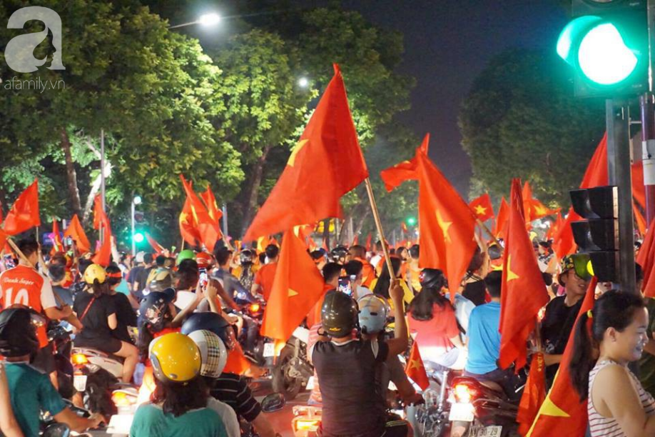 trieu trai tim bung chay nguoi nguoi do ra duong an mung chien thang lay lung cua tuyen olympic viet nam
