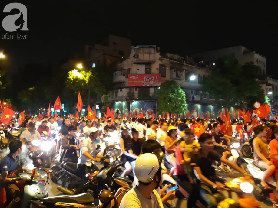 trieu trai tim bung chay nguoi nguoi do ra duong an mung chien thang lay lung cua tuyen olympic viet nam