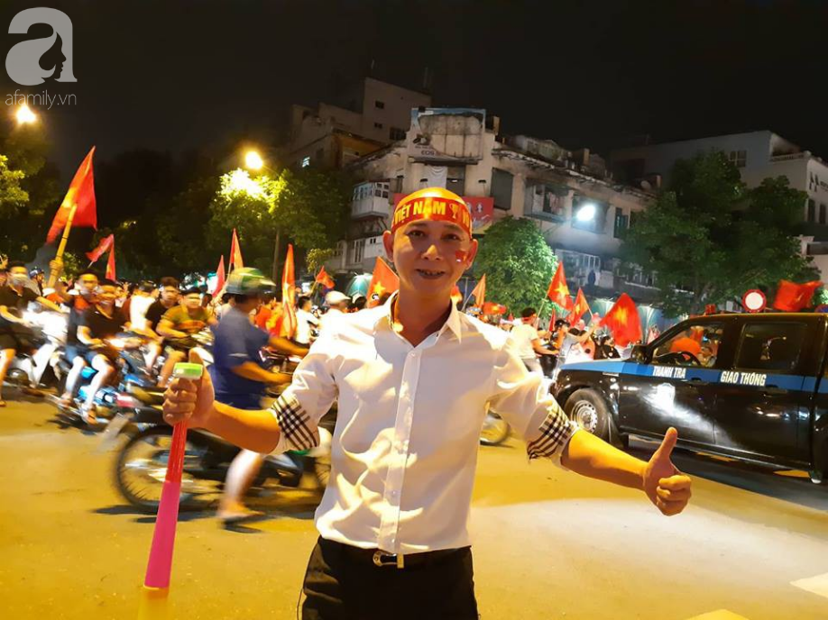 trieu trai tim bung chay nguoi nguoi do ra duong an mung chien thang lay lung cua tuyen olympic viet nam