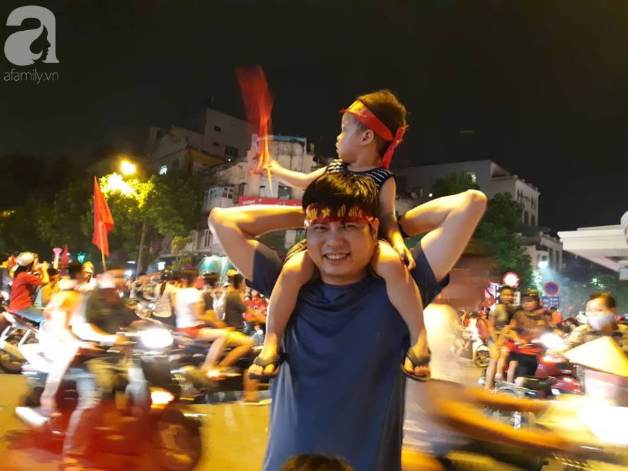 trieu trai tim bung chay nguoi nguoi do ra duong an mung chien thang lay lung cua tuyen olympic viet nam