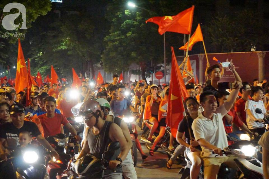 trieu trai tim bung chay nguoi nguoi do ra duong an mung chien thang lay lung cua tuyen olympic viet nam