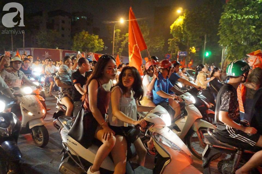 trieu trai tim bung chay nguoi nguoi do ra duong an mung chien thang lay lung cua tuyen olympic viet nam