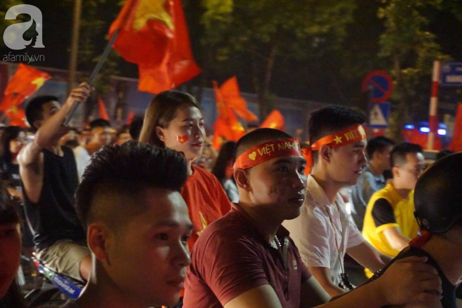 trieu trai tim bung chay nguoi nguoi do ra duong an mung chien thang lay lung cua tuyen olympic viet nam
