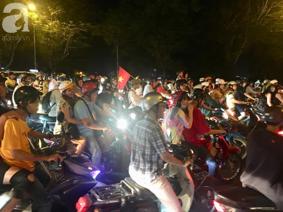 trieu trai tim bung chay nguoi nguoi do ra duong an mung chien thang lay lung cua tuyen olympic viet nam
