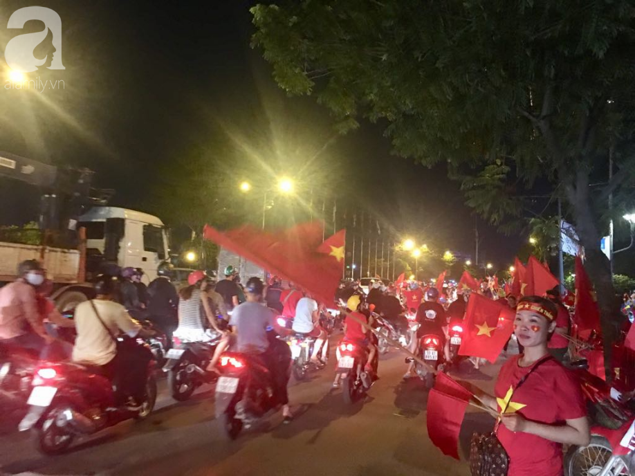 trieu trai tim bung chay nguoi nguoi do ra duong an mung chien thang lay lung cua tuyen olympic viet nam