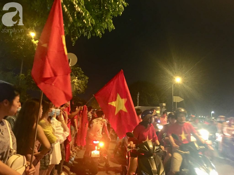 trieu trai tim bung chay nguoi nguoi do ra duong an mung chien thang lay lung cua tuyen olympic viet nam