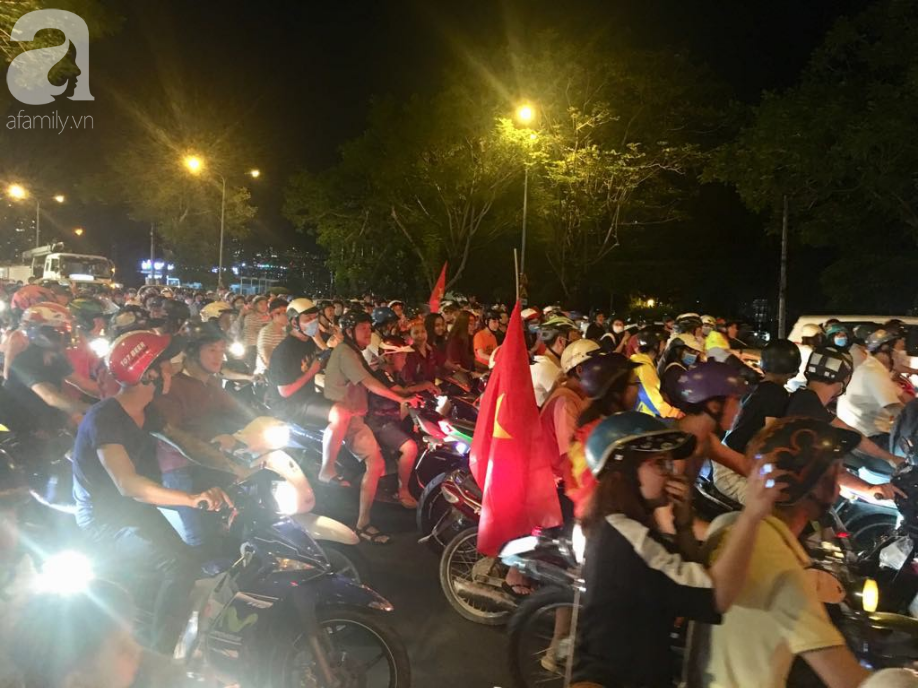 trieu trai tim bung chay nguoi nguoi do ra duong an mung chien thang lay lung cua tuyen olympic viet nam