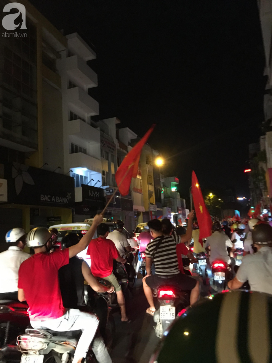 trieu trai tim bung chay nguoi nguoi do ra duong an mung chien thang lay lung cua tuyen olympic viet nam