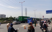 nguoi phu nu bi banh xe buyt can tu vong tren xa lo ha noi