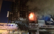 hang tram nguoi hoang so theo doi 3 can nha bung chay du doi trong dem tai tp thanh hoa