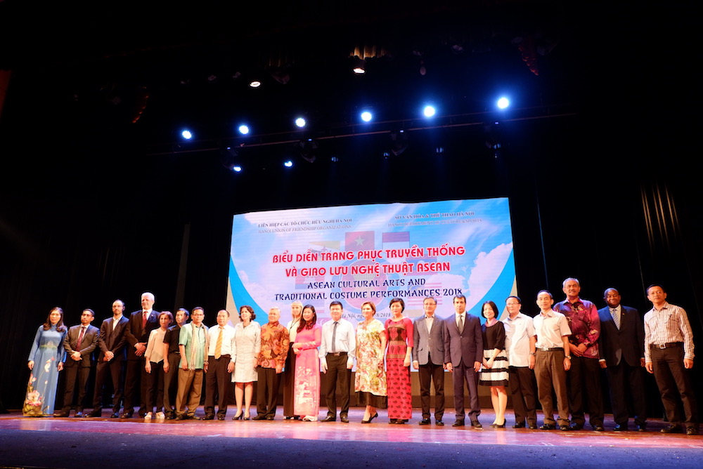 buc tranh nghe thuat muon mau ky niem 51 nam ngay thanh lap asean