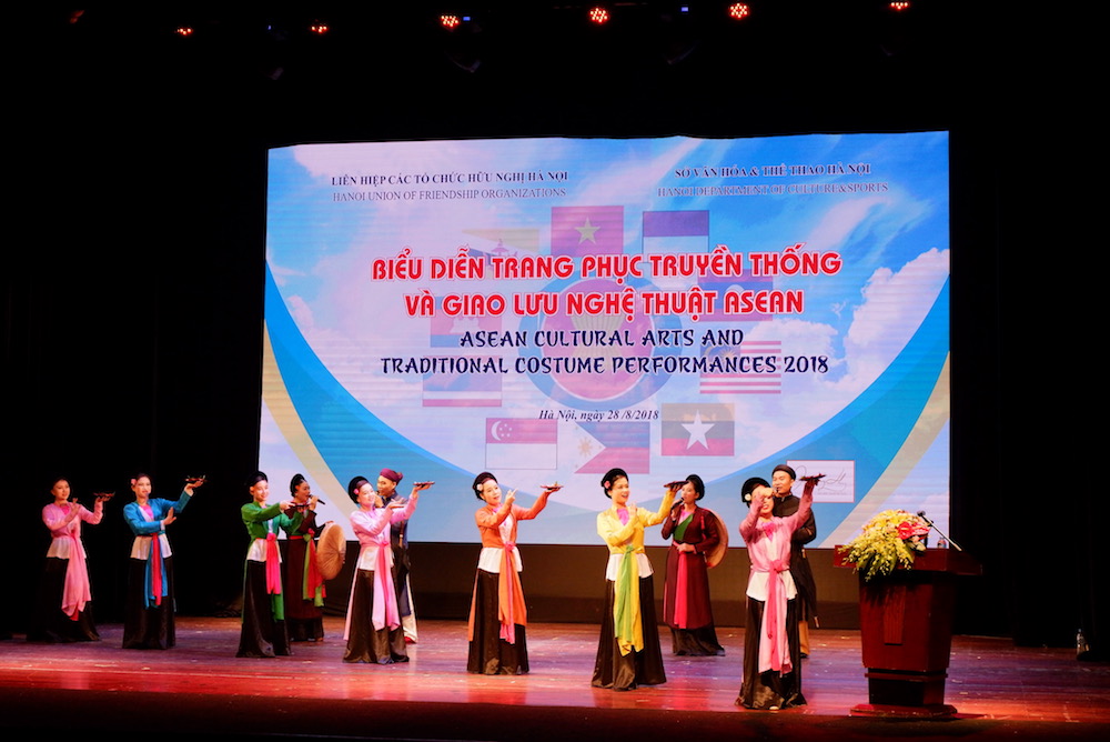buc tranh nghe thuat muon mau ky niem 51 nam ngay thanh lap asean