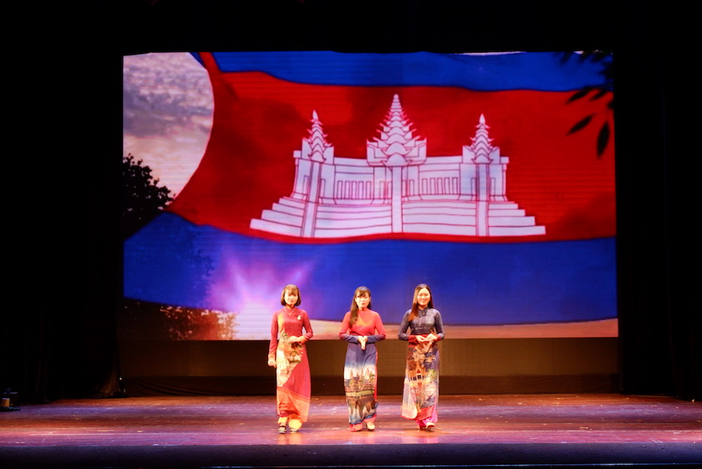 buc tranh nghe thuat muon mau ky niem 51 nam ngay thanh lap asean