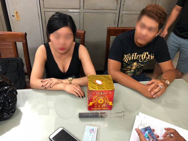 ha noi co gai bi dua ve phuong vi cung ban trai mang phao di co vu doi tuyen viet nam