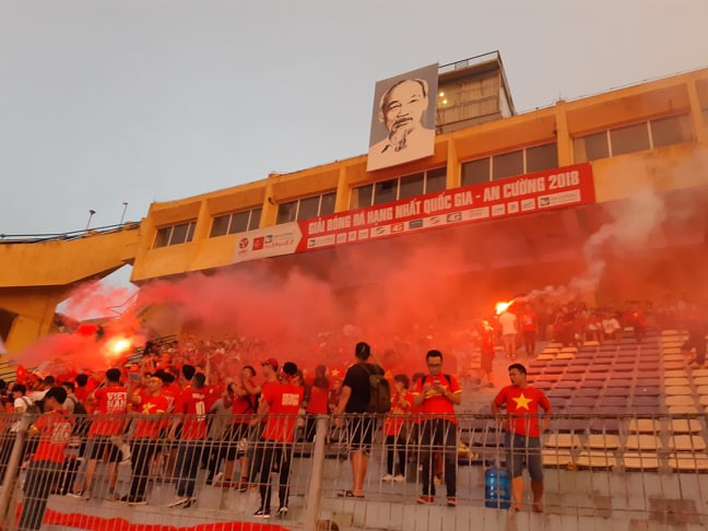 ha noi co gai bi dua ve phuong vi cung ban trai mang phao di co vu doi tuyen viet nam