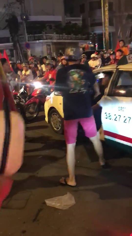 nam thanh nien qua khich chan danh tai xe taxi vi bi can duong di bao