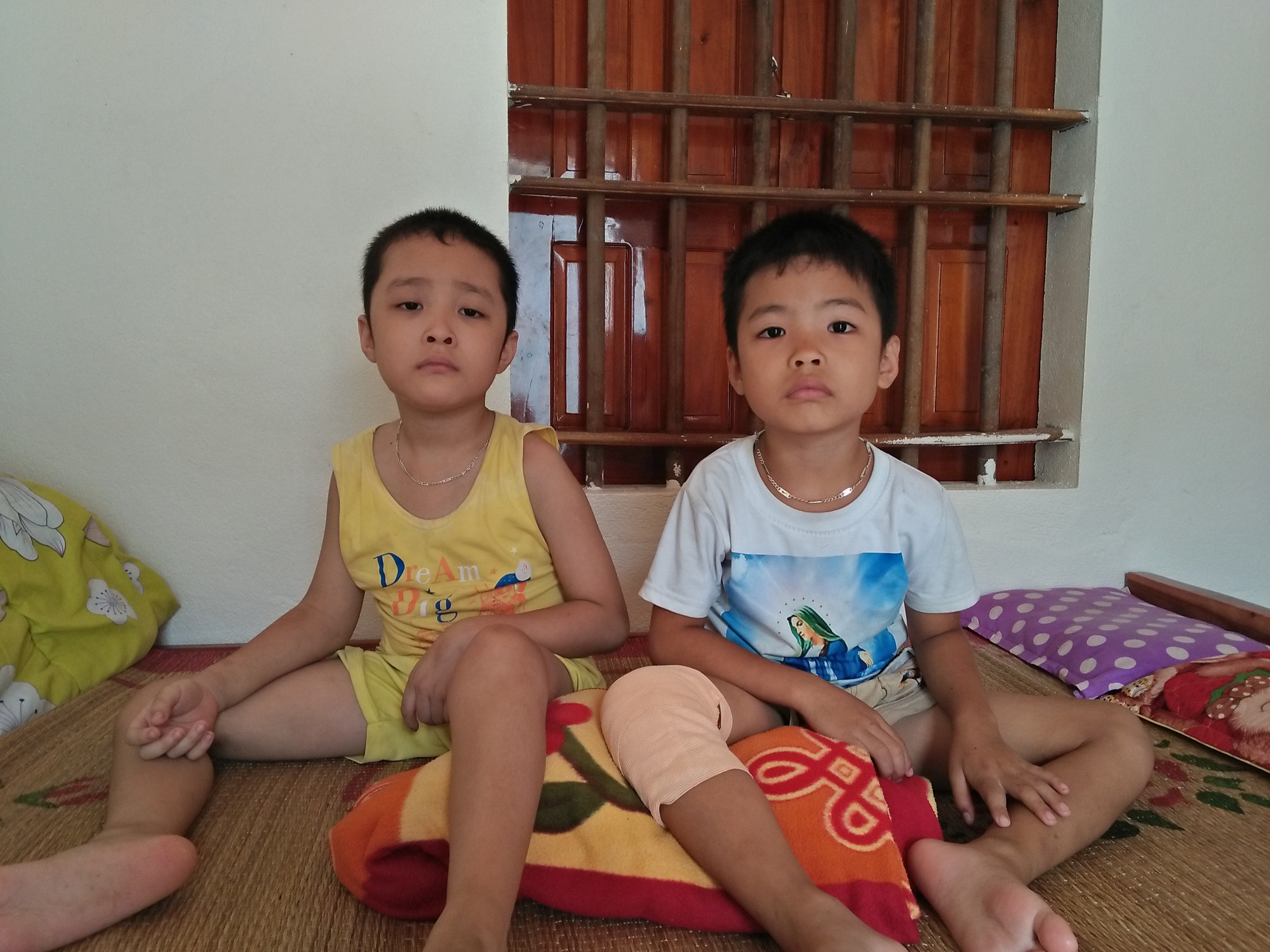 anh mat cau cuu cua hai dua tre cung mac phai can benh dong mau khong tien chua tri o nghe an