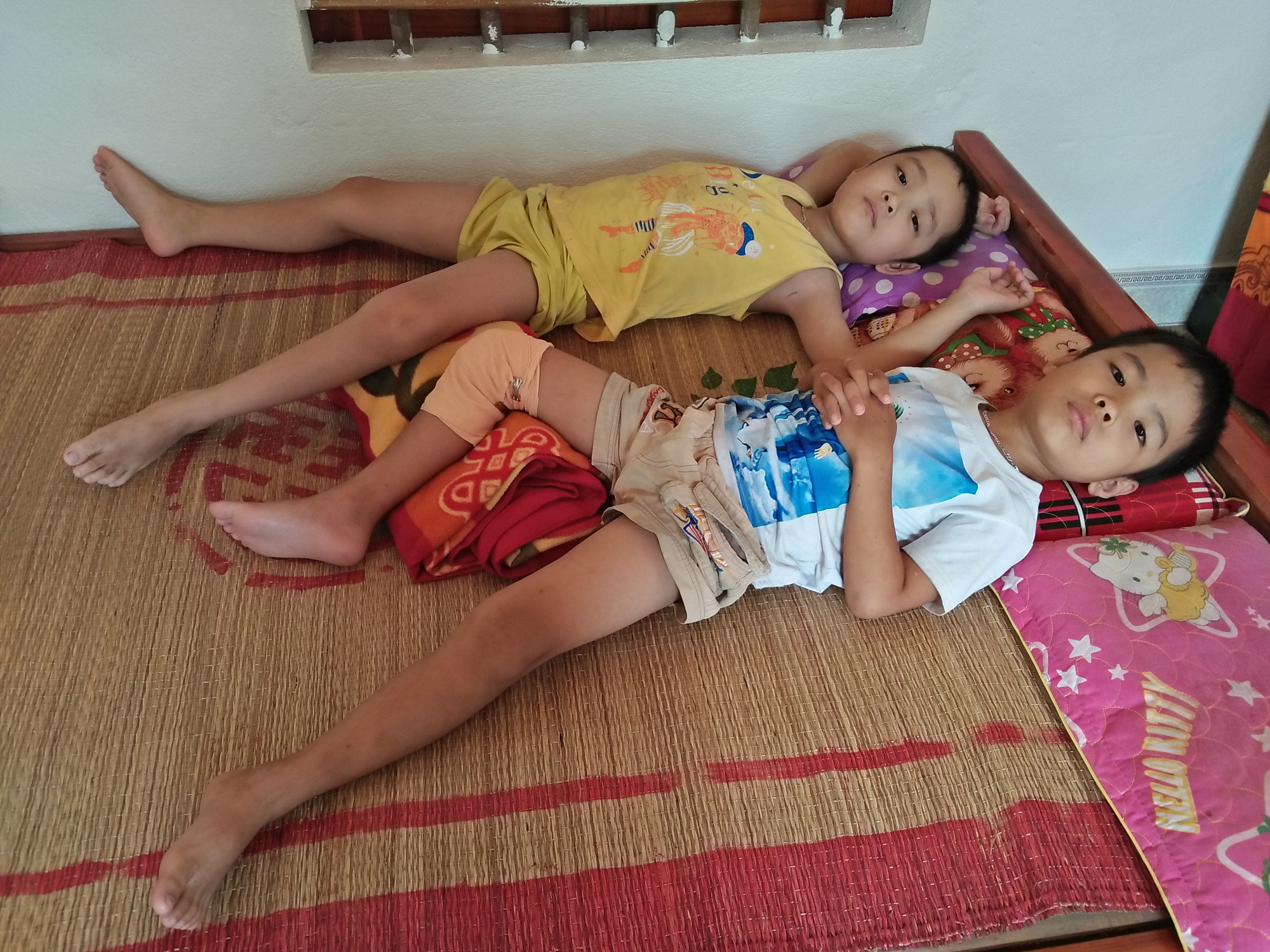 anh mat cau cuu cua hai dua tre cung mac phai can benh dong mau khong tien chua tri o nghe an