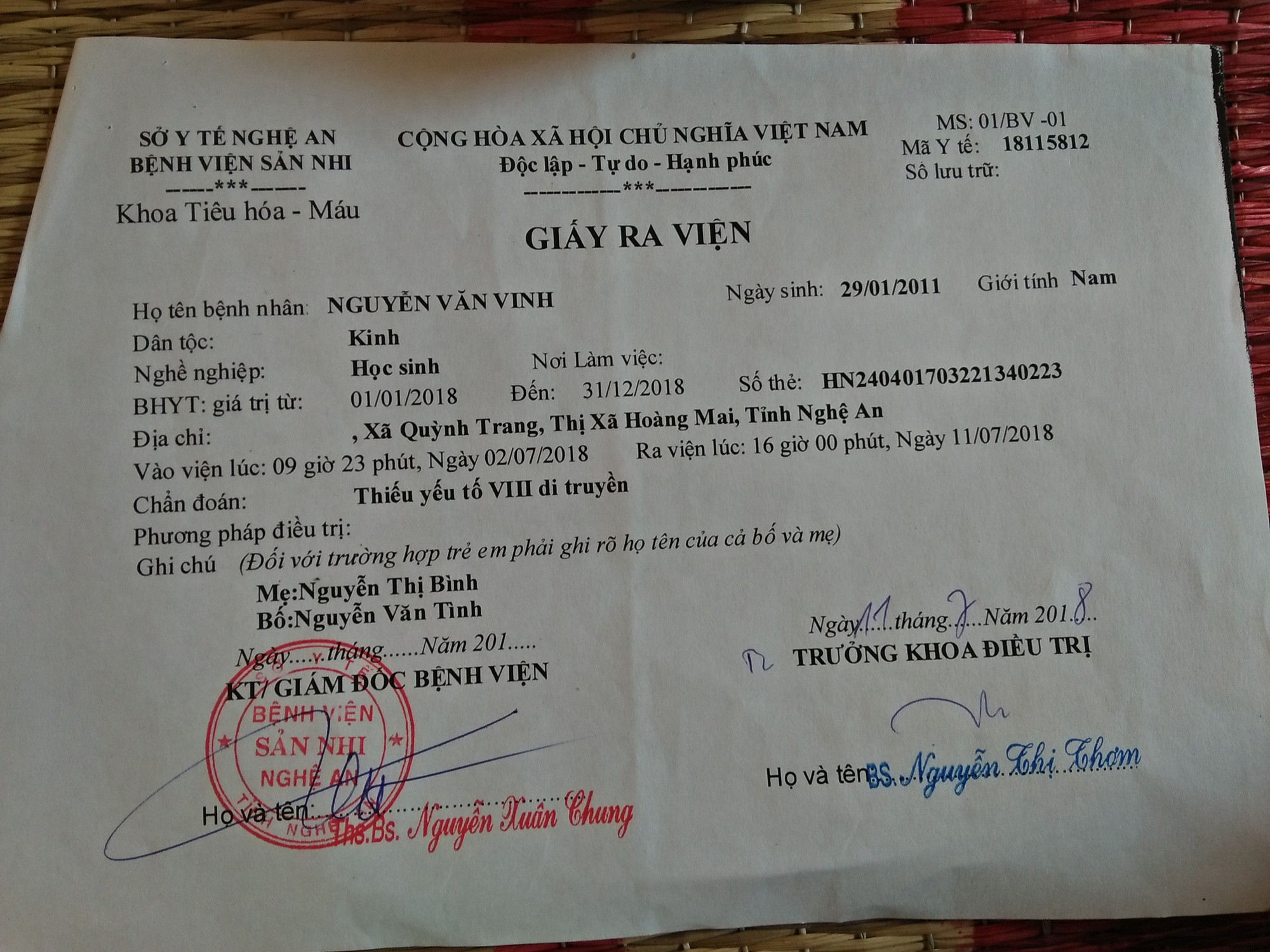 anh mat cau cuu cua hai dua tre cung mac phai can benh dong mau khong tien chua tri o nghe an