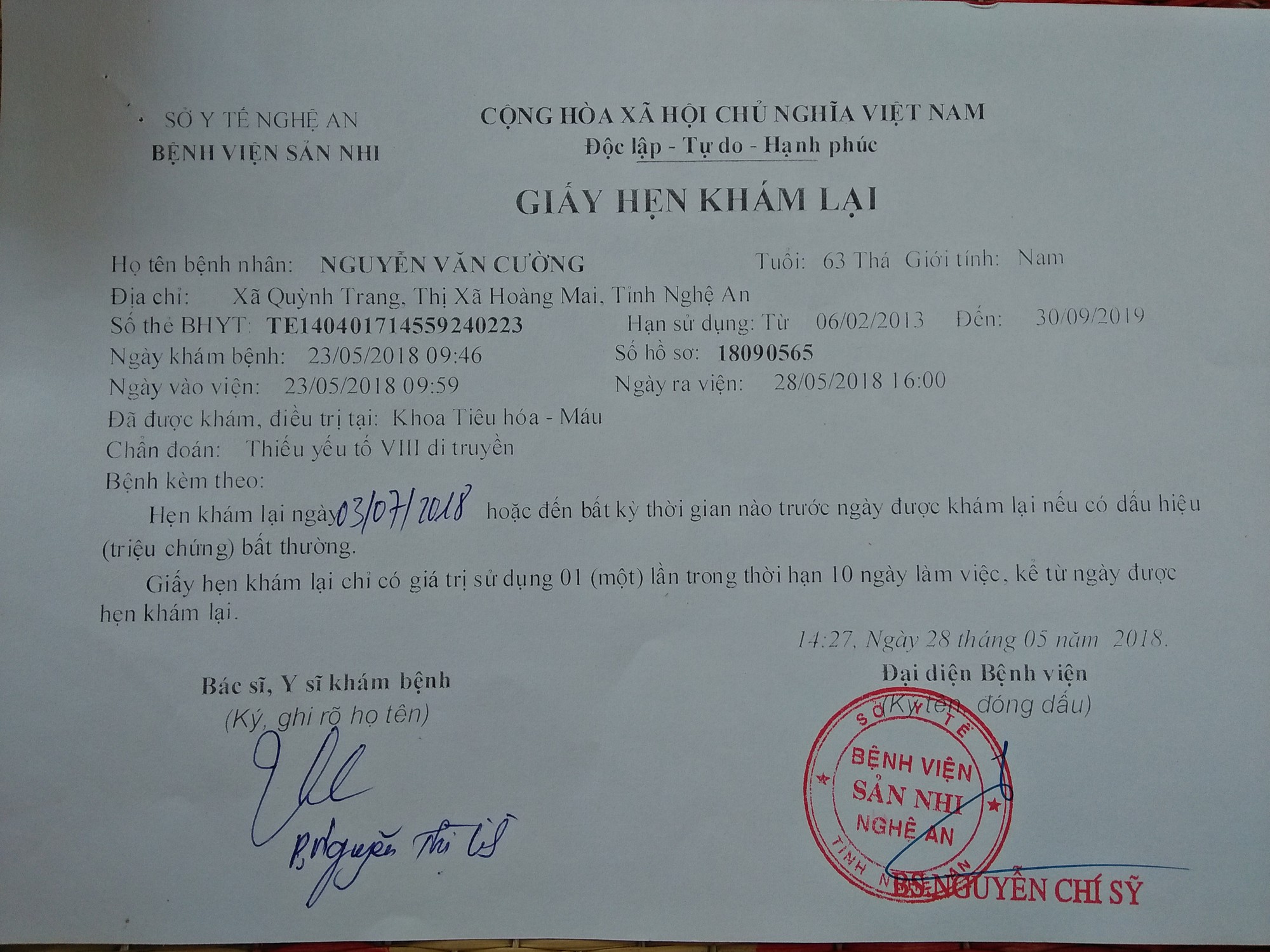 anh mat cau cuu cua hai dua tre cung mac phai can benh dong mau khong tien chua tri o nghe an