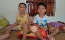 anh mat cau cuu cua hai dua tre cung mac phai can benh dong mau khong tien chua tri o nghe an