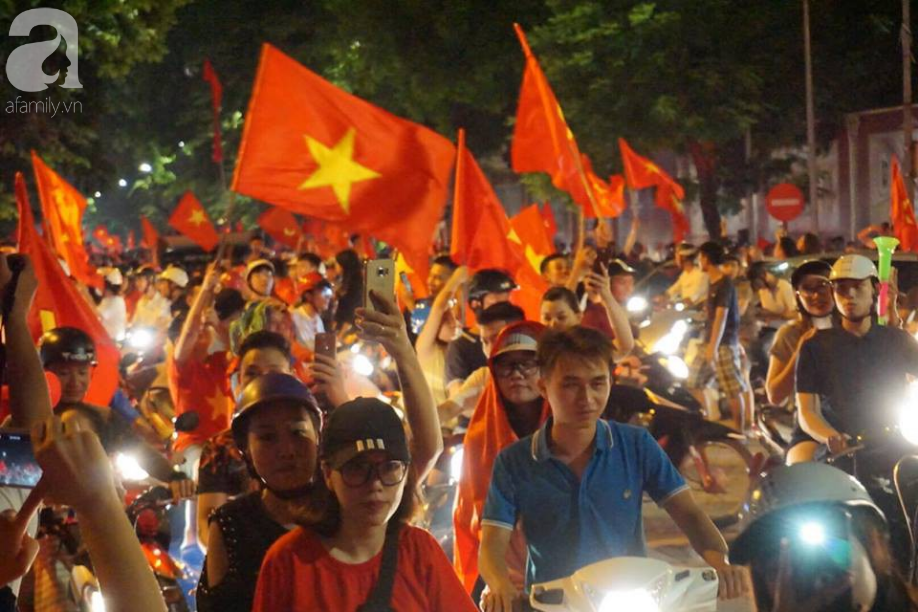 cu dan chung cu hh linh dam gop tung dong thue man led co lon co vu olympic viet nam da ban ket asiad 2018