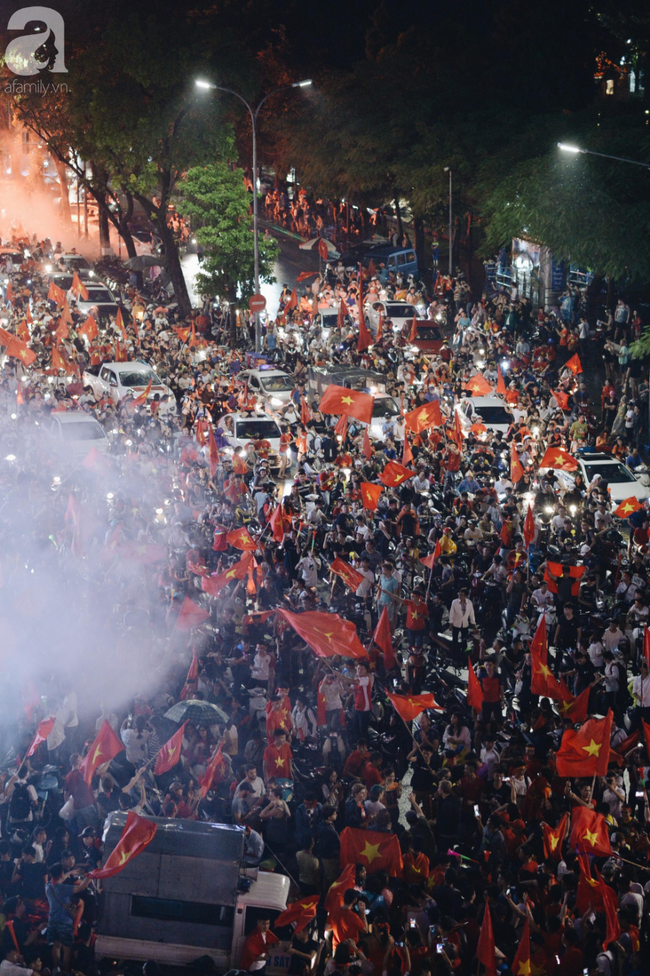 olympic viet nam thua han quoc hang nghin nguoi van do ve ho guom di bao trong tu hao