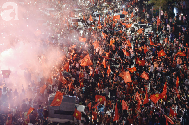 olympic viet nam thua han quoc hang nghin nguoi van do ve ho guom di bao trong tu hao
