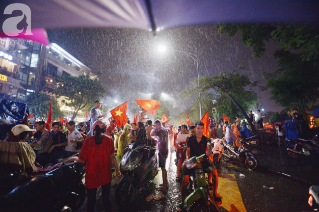 olympic viet nam thua han quoc hang nghin nguoi van do ve ho guom di bao trong tu hao