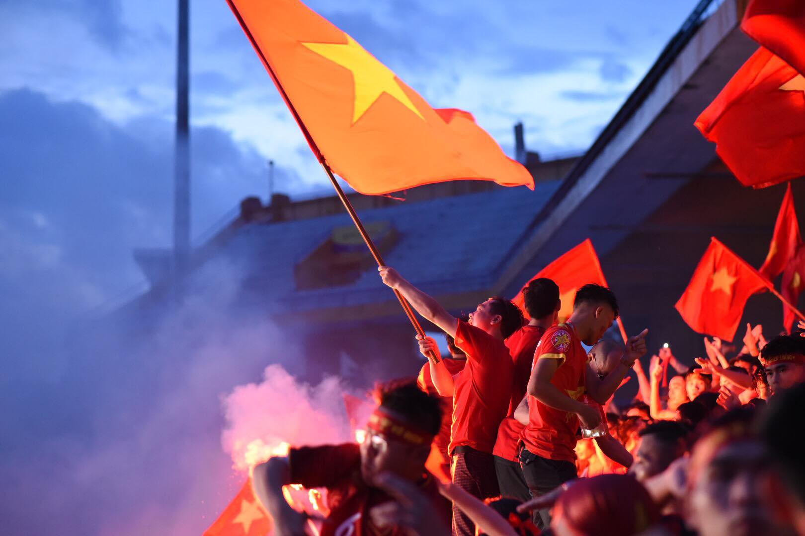 olympic viet nam thua han quoc hang nghin nguoi van do ve ho guom di bao trong tu hao