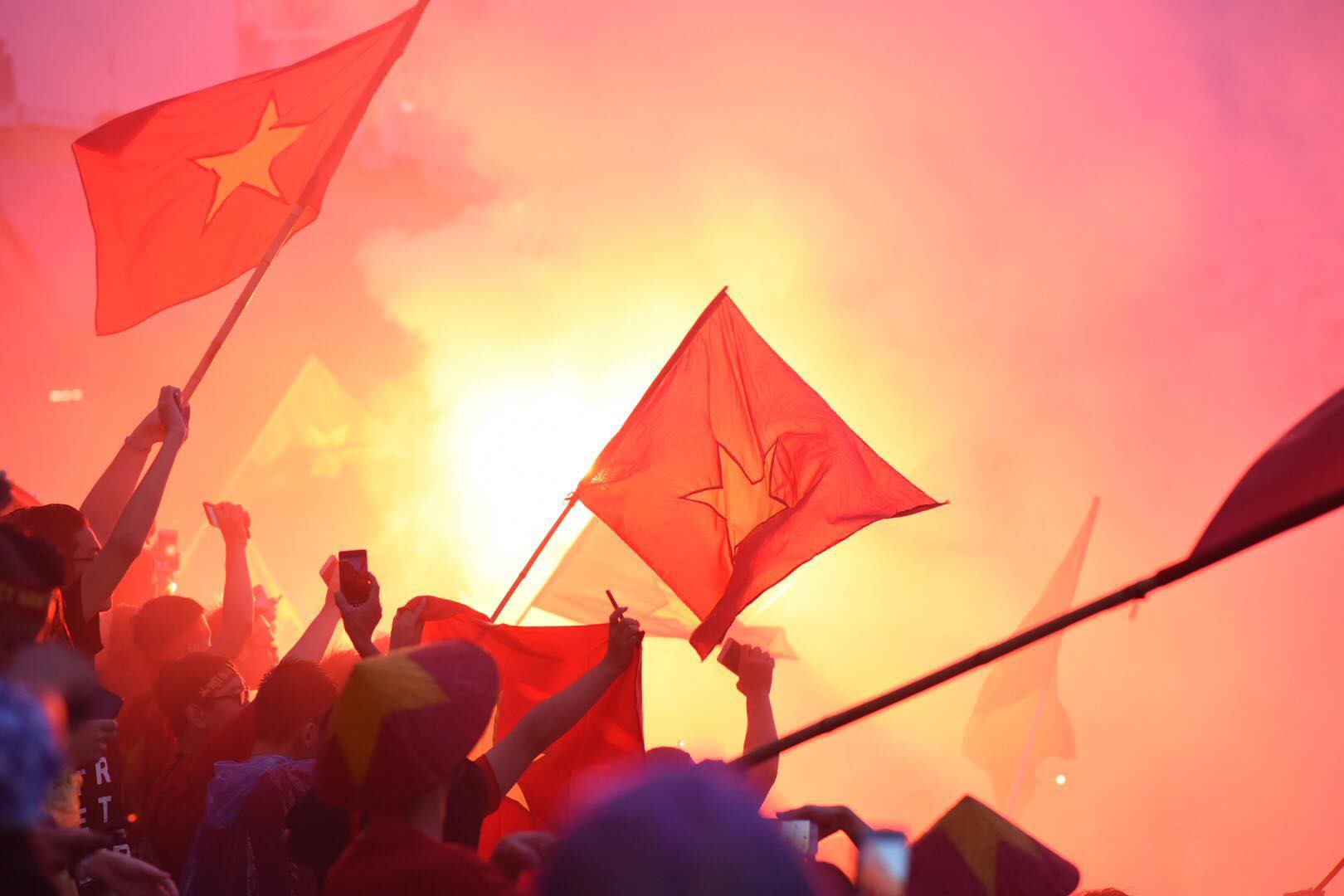 olympic viet nam thua han quoc hang nghin nguoi van do ve ho guom di bao trong tu hao