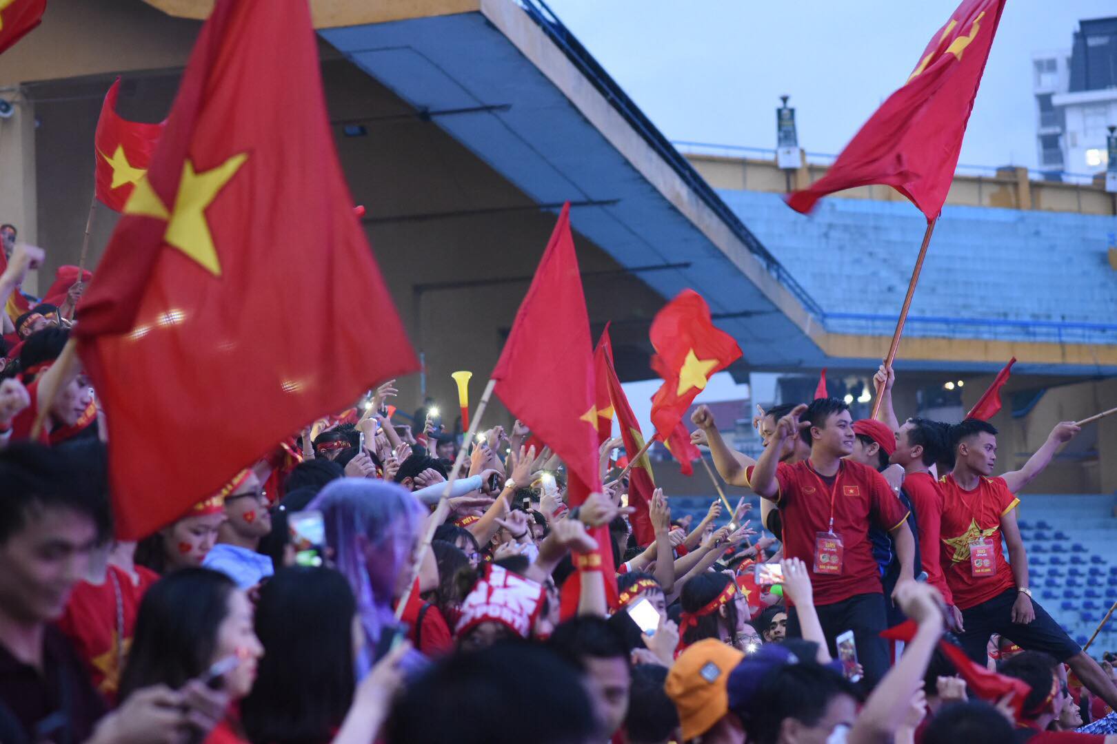 olympic viet nam thua han quoc hang nghin nguoi van do ve ho guom di bao trong tu hao