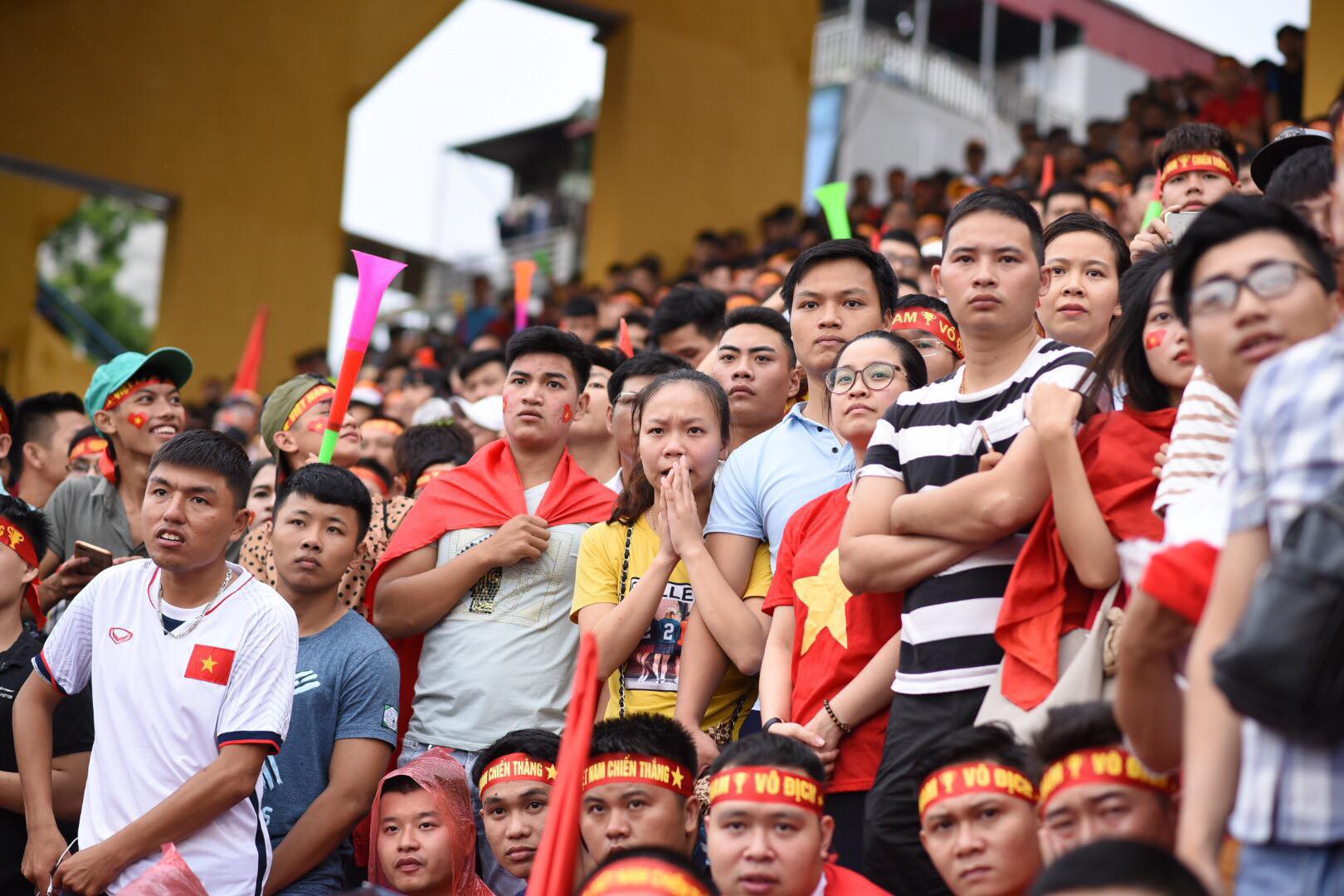 olympic viet nam thua han quoc hang nghin nguoi van do ve ho guom di bao trong tu hao