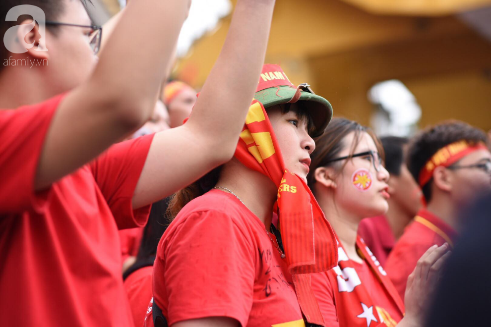 olympic viet nam thua han quoc hang nghin nguoi van do ve ho guom di bao trong tu hao