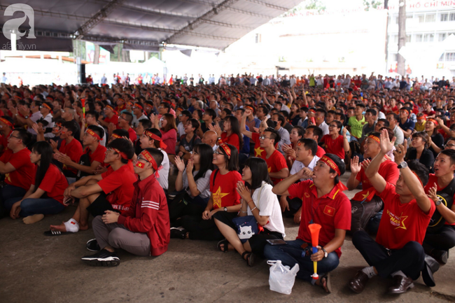 olympic viet nam thua han quoc hang nghin nguoi van do ve ho guom di bao trong tu hao