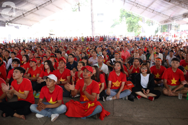 olympic viet nam thua han quoc hang nghin nguoi van do ve ho guom di bao trong tu hao