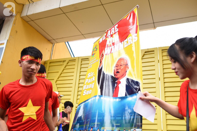 olympic viet nam thua han quoc hang nghin nguoi van do ve ho guom di bao trong tu hao