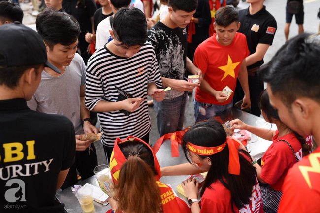 olympic viet nam thua han quoc hang nghin nguoi van do ve ho guom di bao trong tu hao