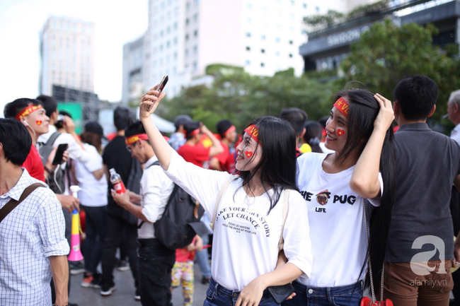 olympic viet nam thua han quoc hang nghin nguoi van do ve ho guom di bao trong tu hao