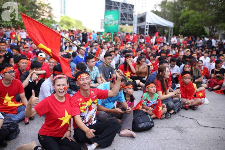 olympic viet nam thua han quoc hang nghin nguoi van do ve ho guom di bao trong tu hao