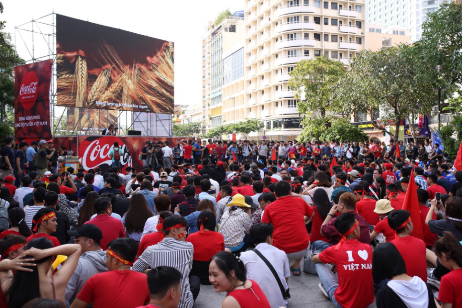 olympic viet nam thua han quoc hang nghin nguoi van do ve ho guom di bao trong tu hao