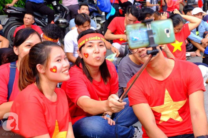 olympic viet nam thua han quoc hang nghin nguoi van do ve ho guom di bao trong tu hao