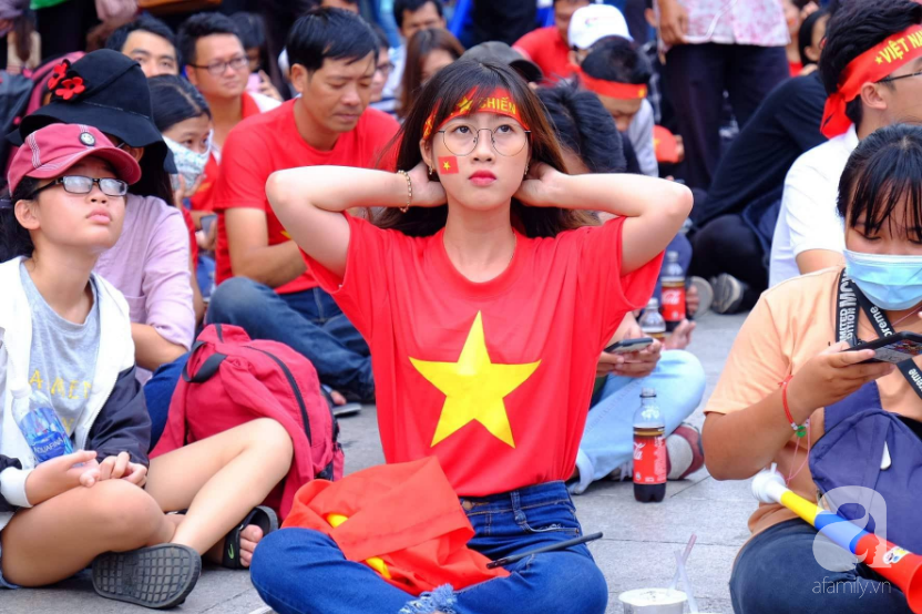 olympic viet nam thua han quoc hang nghin nguoi van do ve ho guom di bao trong tu hao