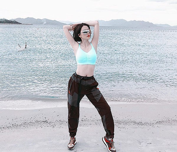 loat anh bikini hut mat khoe doi chan dai mien man cua thieu bao trang