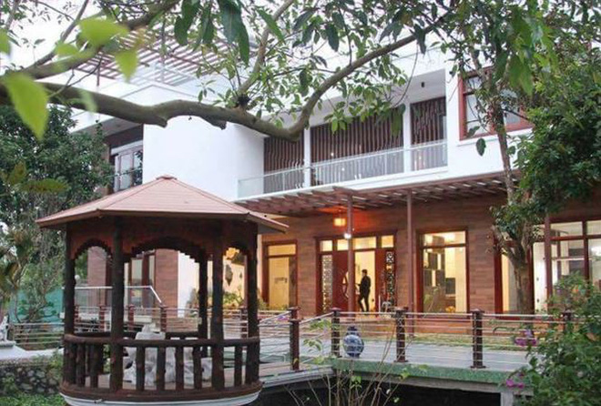 tu dinh cua cuu giam doc benh vien hoa binh bo me hai ben ban dat gop tien cung cong suc cua vo chong