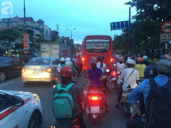 nguoi ha noi voi va do ve que nghi le 29 sau gio lam chieu thu 6