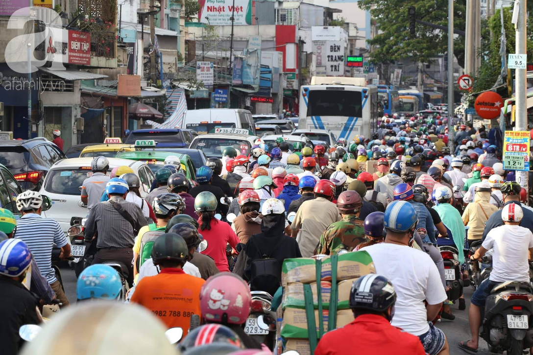 nguoi sai gon un un ve que nghi le khien cac tuyen duong ket cung uot mo hoi mua ve tai ben xe mien dong