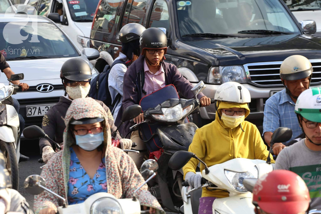 nguoi sai gon un un ve que nghi le khien cac tuyen duong ket cung uot mo hoi mua ve tai ben xe mien dong